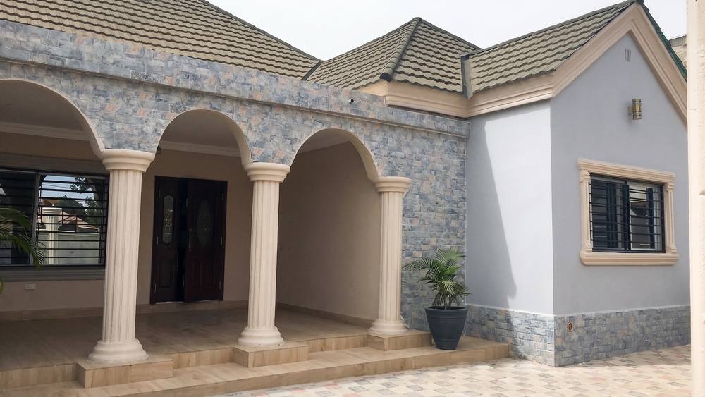 The arcaded entrance front of Sanchaba Villa, a single-storey house with a row of rendered arches shading the veranda.